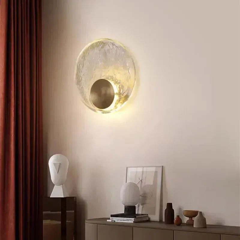 Applique murale en verre dépoli orné de laiton