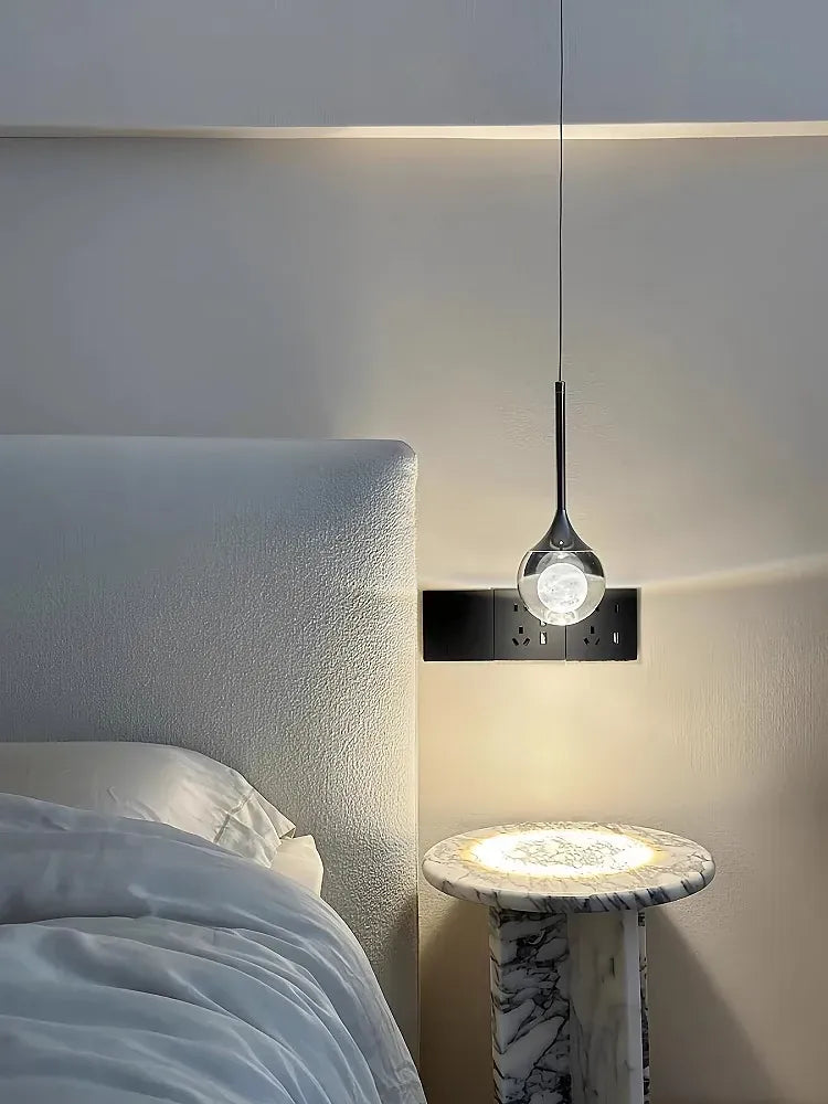 Suspension boule de verre design lunaire