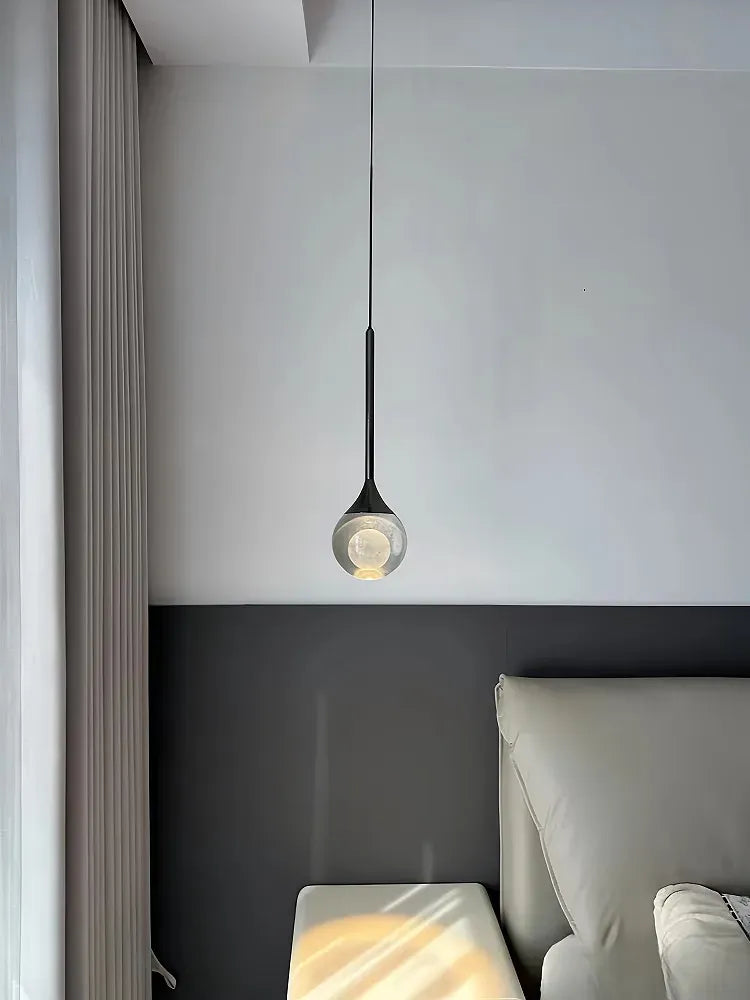 Suspension boule de verre design lunaire