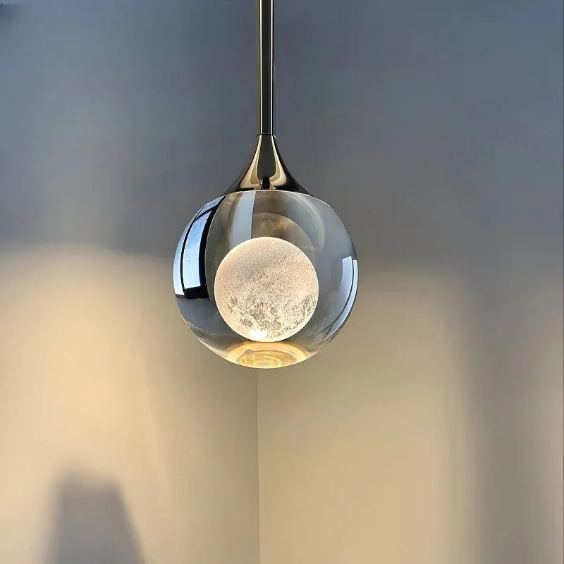 Suspension boule de verre design lunaire