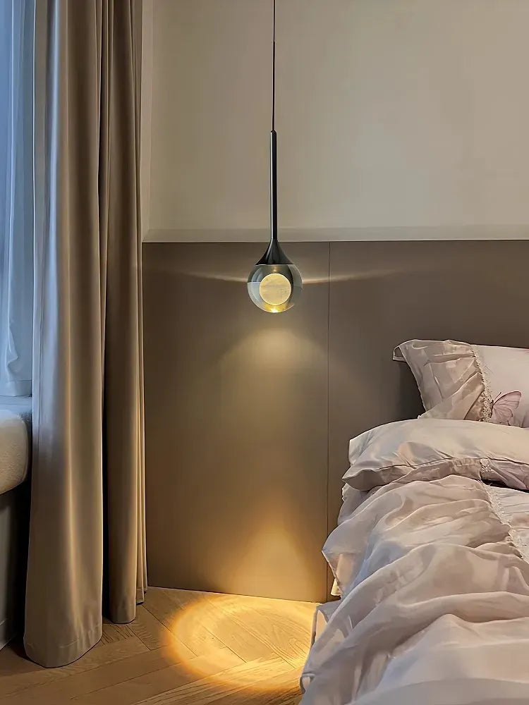 Suspension boule de verre design lunaire