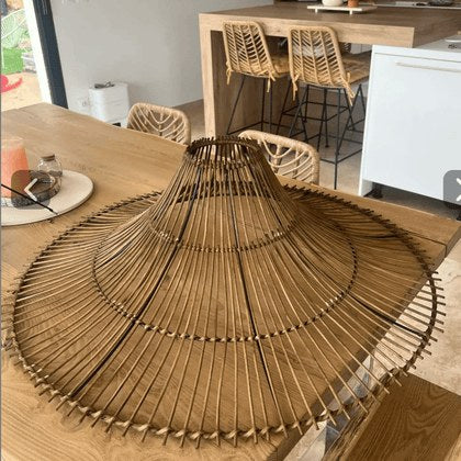 La suspension en rotin posée sur la table à la réception du colis