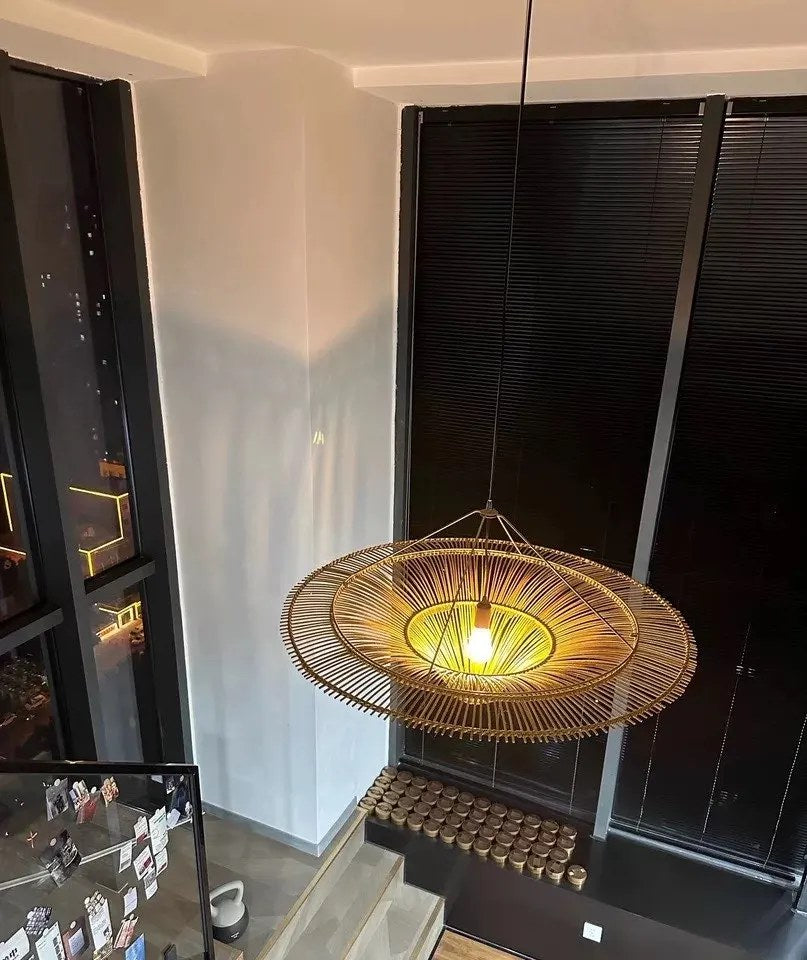La suspension en rotin installée et allumée chez un client